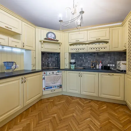 Apartment Spacious 2br With Garage In Chataldzha